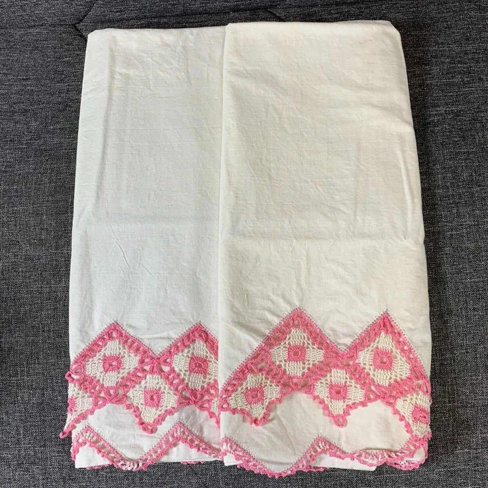 Vtg Hand Crochet Trimmed Set of 2 Pillowcase With Pink Diamond Standard/Queen